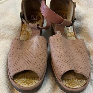 Fly London Yall blush pink leather perforated sandal sz 39